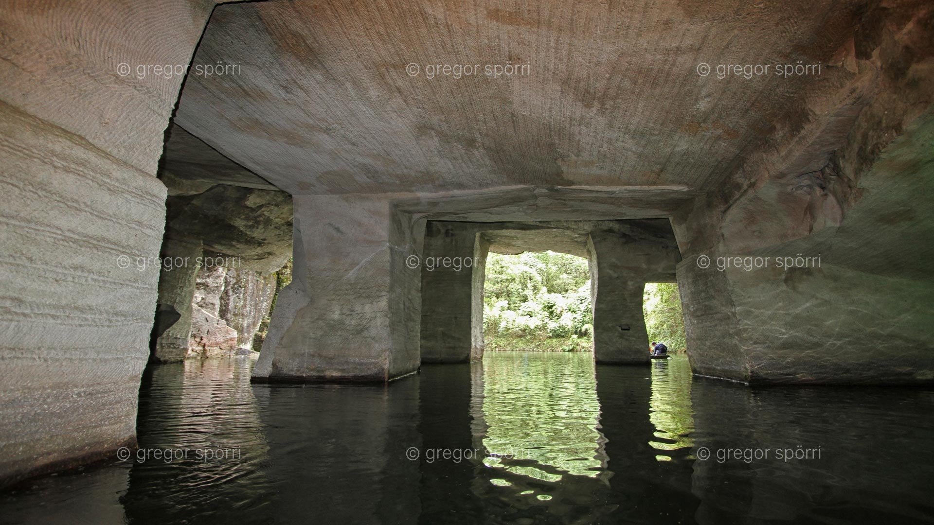 Die China Grotte Nr. 24 in Huang Shan (Blumenberg) steht unter Wasser. Eine Erkundung ist nur dem Boot möglich. Zum Tauchen ist das Wasser zu trüb.