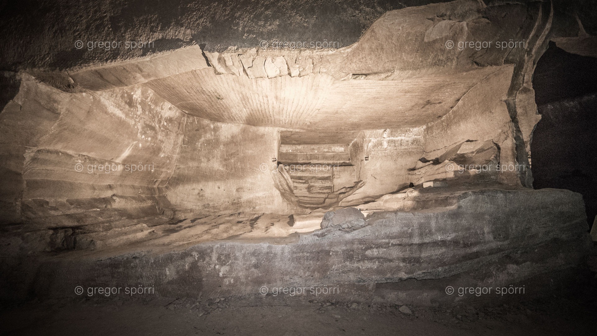China-Grotte Nr. 35, Huang Shan (Blumenberg): Bizarre Nische, Bild 01.
