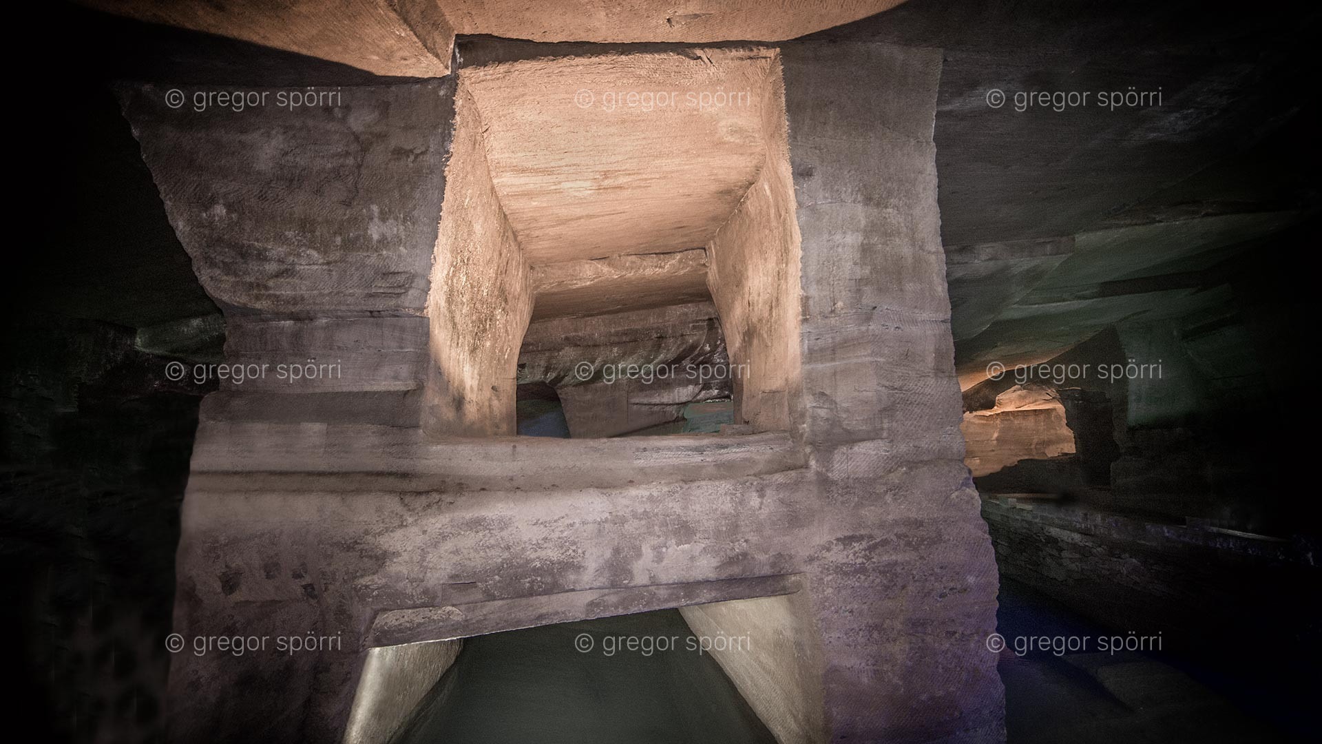Grotte Nummer 35, 1. Ebene: Inmitten der Halle trohnt eine mächtige H-förmige Säule.