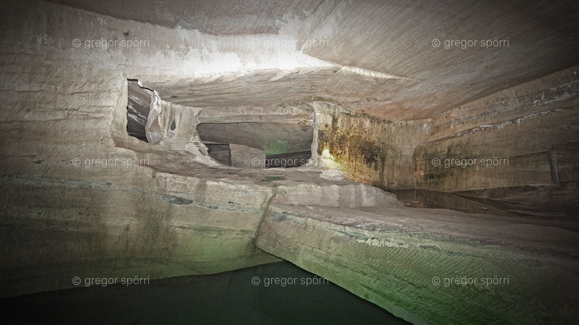 Die China-Grotte Nr. 35 von Huang Shan (Blumenberg): Bizarre Unterwelt. Bild 04: Eine aus dem Stein geschlagene Brücke überspannt den Abgrund zur 2. Ebene.