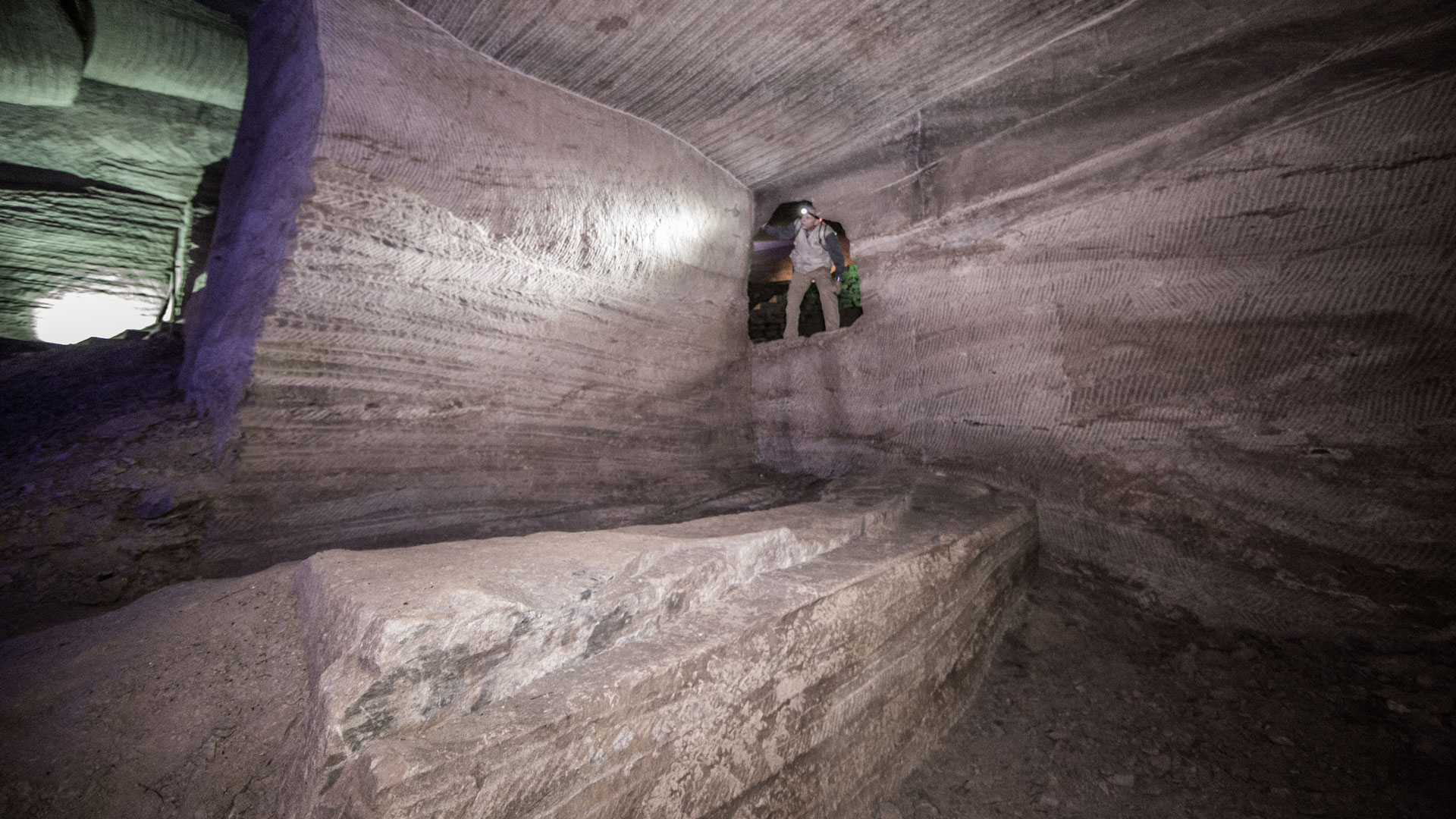 China Grotto Huang Shan (Blumenberg): Gregor Spörri explores a world whose architecture seems to be based on no logic.
