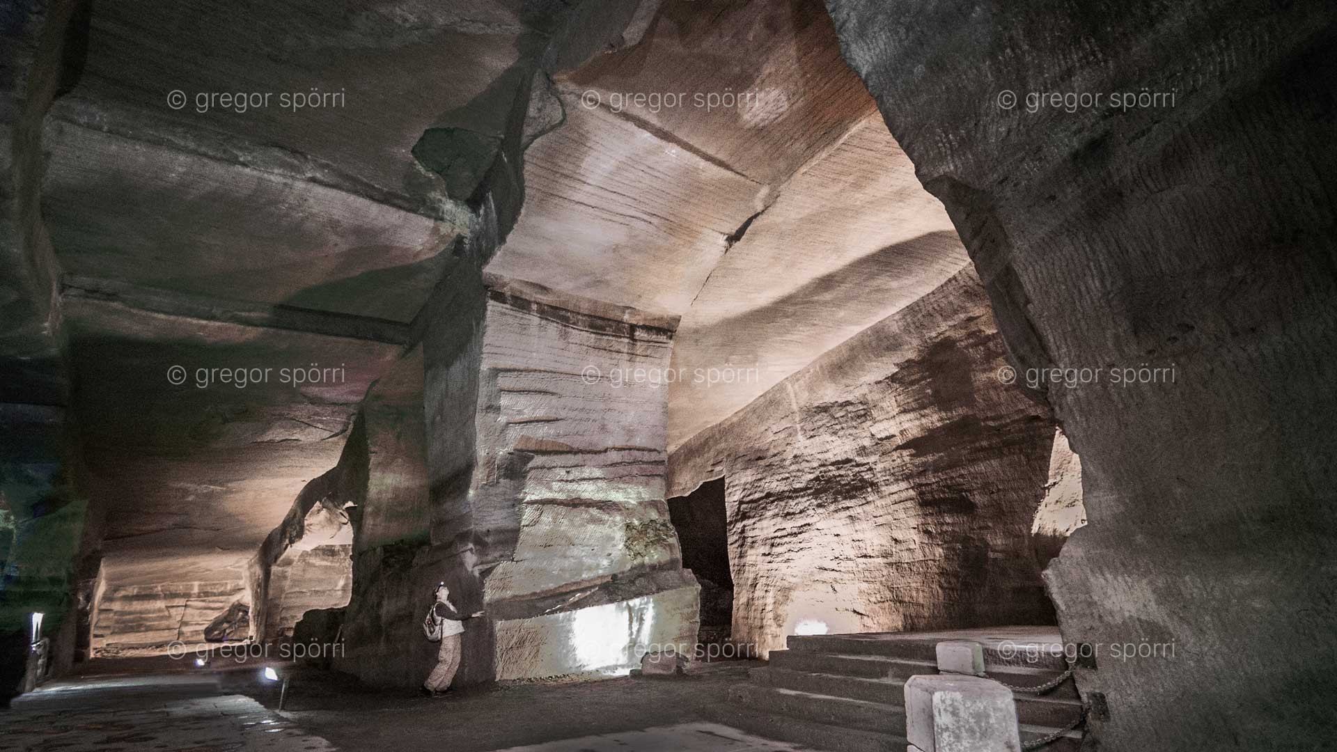 Die China-Grotten von Huang Shan (Blumenberg): Gregor Spörri erkundet den Eingangsbereich der bizarren Unterwelt.