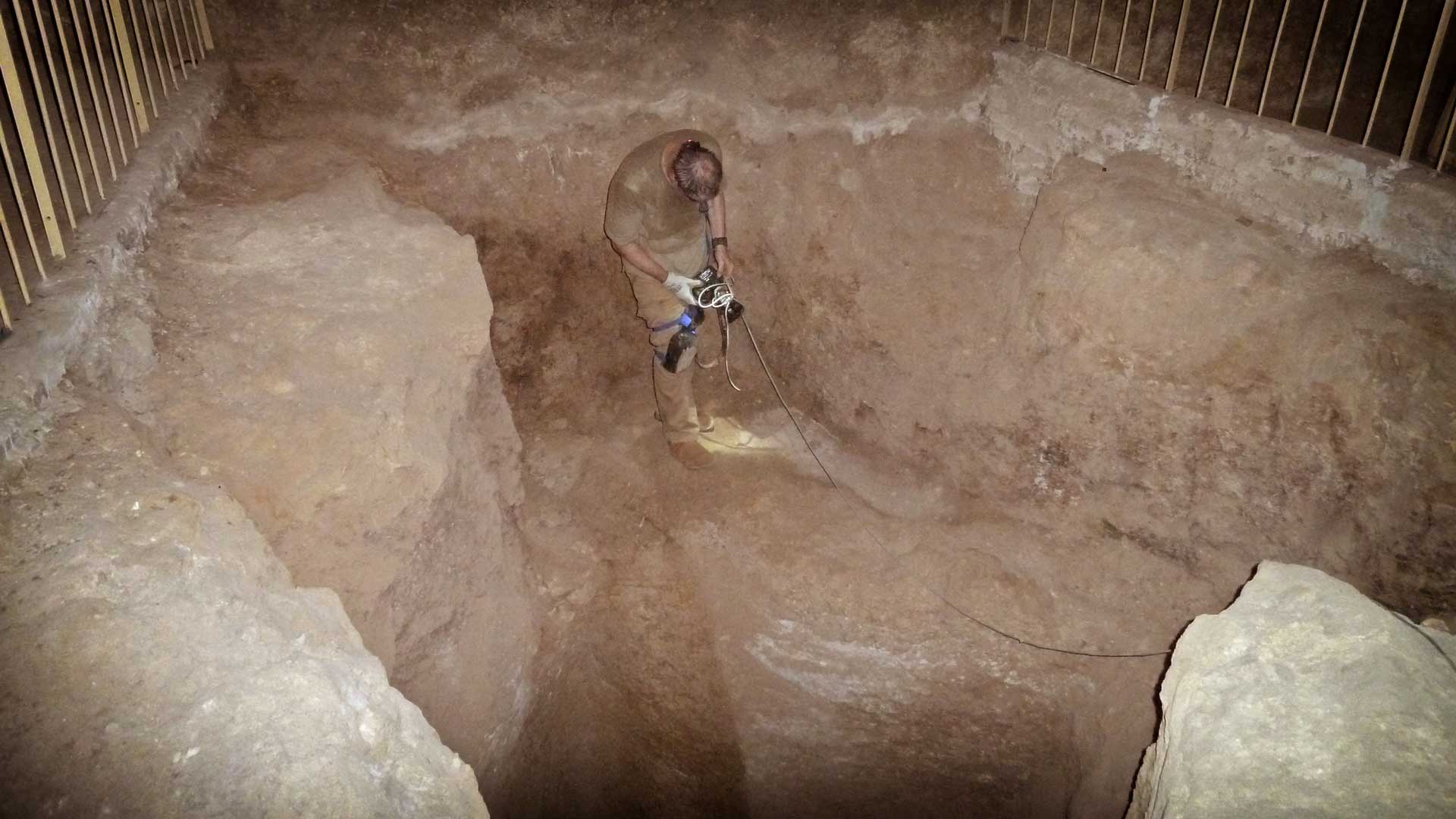 Gregor Spörri erforscht den von John Perring und Howard Vyce 1837 aus dem Fels gesprengten Sondier-Schacht in der Felsenkammer der Großen (Cheops) Pyramide.