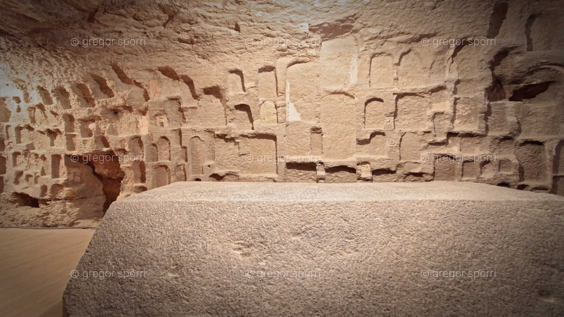 Serapeum Sakkara: Auguste Mariette versucht die Hieroglyphen auf den Steintafeln beim Eingang zu übersetzen.