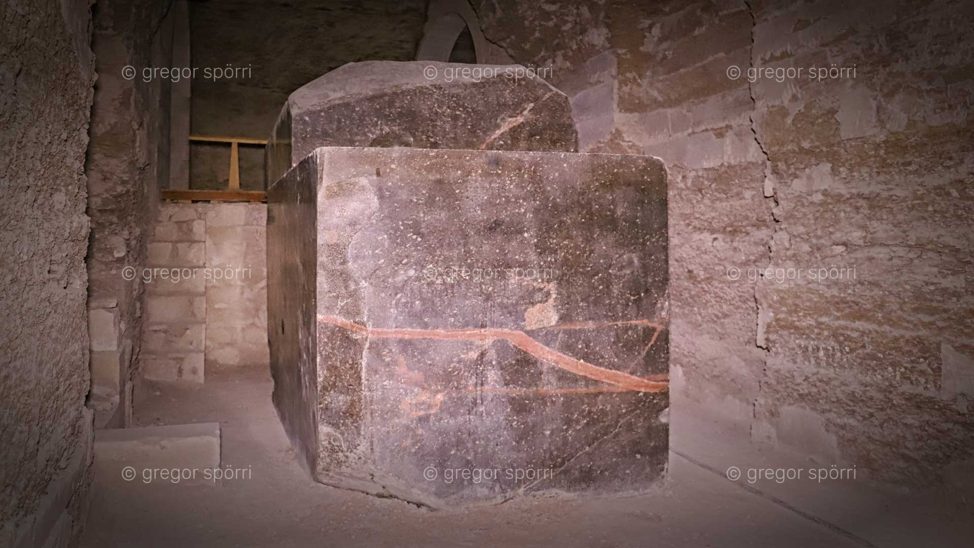 Serapeum in Sakkara: 70-Tonnen Sarkophag.