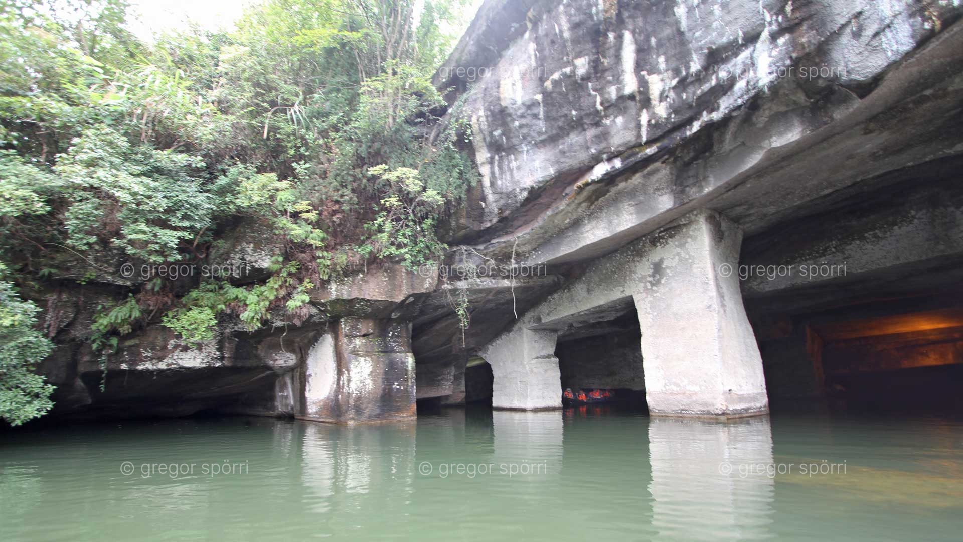 Die Grotte Nr. 24 in Hunang Shan steht 30 Meter unter Wasser.