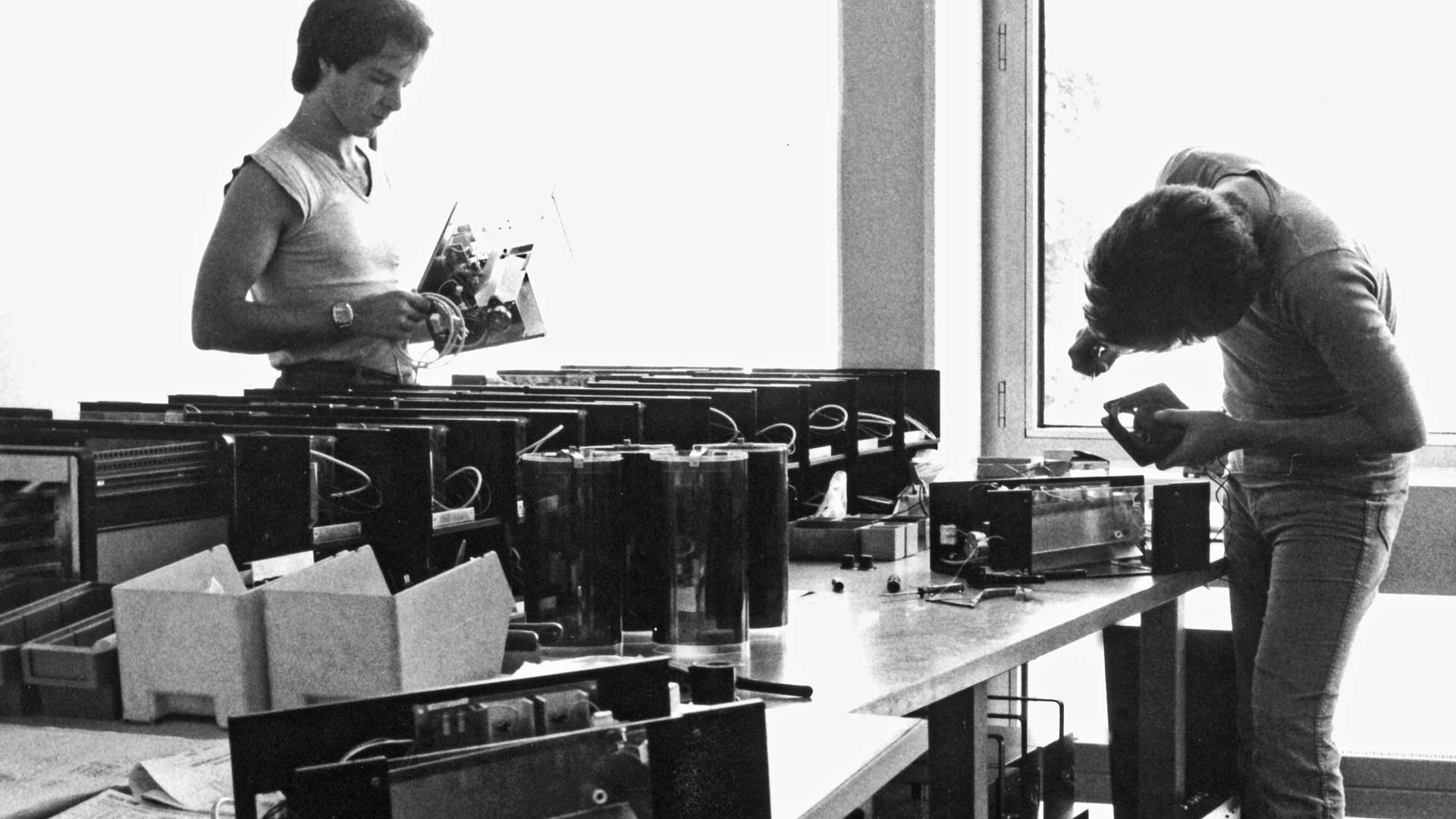 GS und Mitarbeiter bei der Herstellung des weltweit ersten Farbwechsler-Stroboskops (1985).