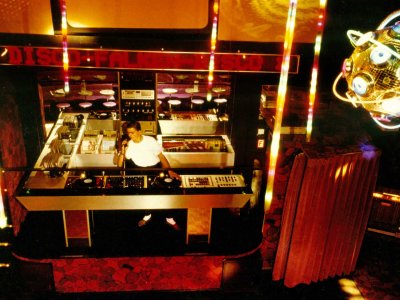 Z-Productions konstruiert DJ & LJ Pult / Workstation für die Falken-Disco.