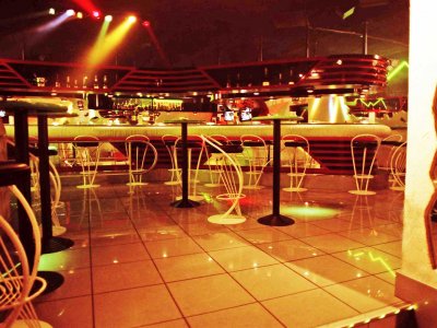 Z-Productions designt Bars und Hocker für den Only One Megaclub (1989).