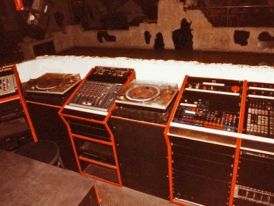 Z-Productions modernisiert DJ-Pult / Workstation in der Disco Blue Bird (1994).