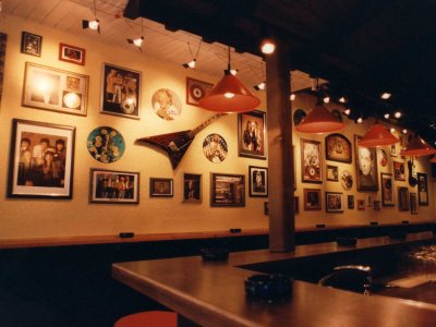 Z-Productions designt und baut Themen-Bar im Club 59 (1996).