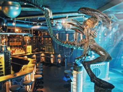 Z-Productions realisiert Alien-Floor im Disco-Club Mad Max (2000).