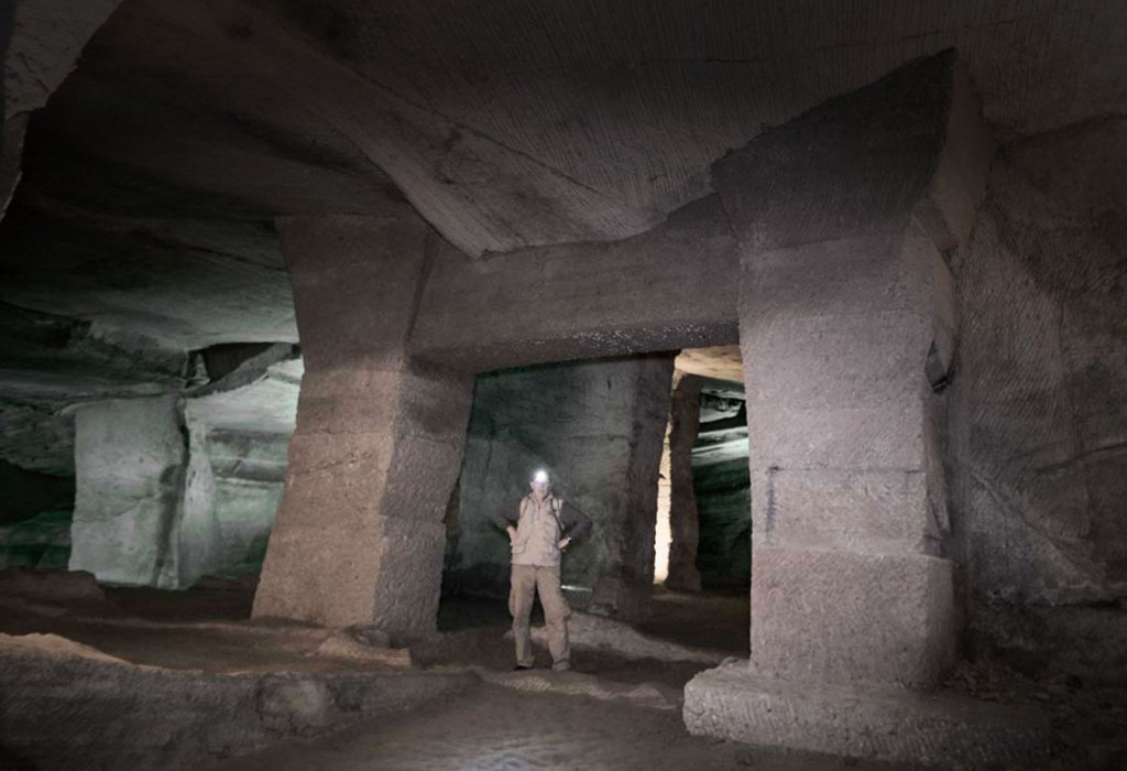 Gregor Spörri erkundet die geheimnisvollen Grotten von Huangshan.